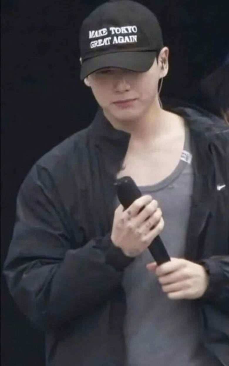 韓國天團防彈少年團(BTS)成員Jungkook,彩排時因所戴帽子印有「MAKE TOKYO GREAT AGAIN」字句,被韓國網民視為「嫌韓親日」遭炎上。(圖/翻攝微博)