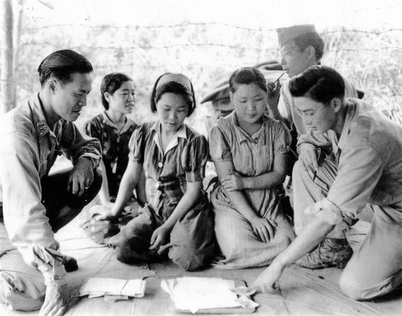 1944年,三名朝鮮慰安婦接受美軍審問。(圖/翻攝維基百科)