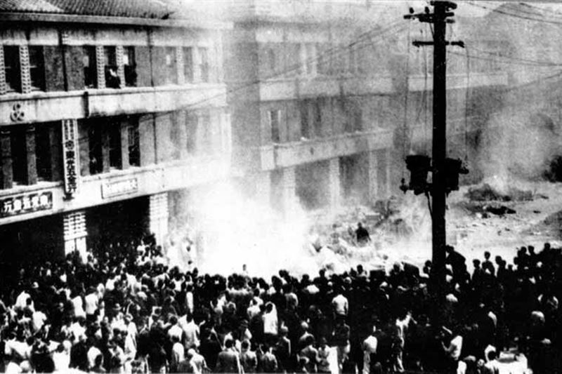 國民黨政府官紀敗壞,1947年2月28日,大批民眾前往專賣局臺北分局抗議,並將專賣局臺北分局內的火柴、香菸等物品存貨堆積焚毀。(圖/翻攝維基百科)