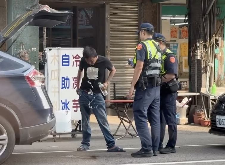 男子使出拖延戰術,不斷拿起礦泉水漱口。(圖/翻攝自Threads @yuying.412)