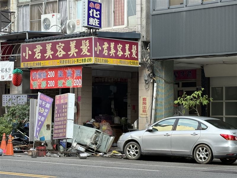 奚男酒駕猛撞店家招牌,肇事後竟逃逸離開。(圖/翻攝畫面)
