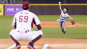 ▲黃子鵬帶著兒子「花米」一起開球。（圖／樂天桃猿提供） 