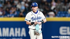 ▲中職36年例行賽，富邦悍將捕手戴培峰敲出安打送回林岳谷、張育成。（圖／記者劉彥池攝影）