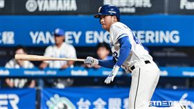 ▲中職36年例行賽，富邦悍將右外野手孔念恩內野滾地球造成陳聖平接球失誤。（圖／記者劉彥池攝影）