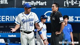 ▲中職36年例行賽，富邦悍將總教練陳金鋒和主審抗議好球帶。（圖／記者劉彥池攝影）