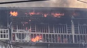 現場火勢猛烈消防隊進行搶救。（圖／翻攝畫面）