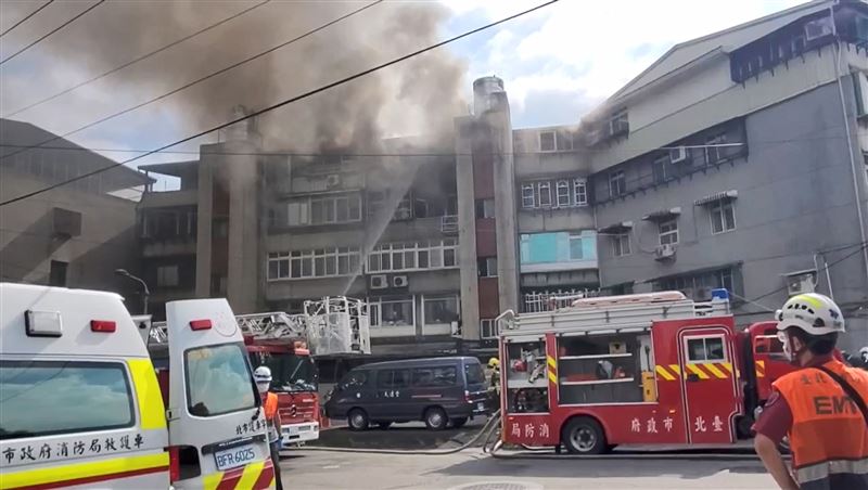 消防隊獲報到場射水搶救。(圖/翻攝畫面)