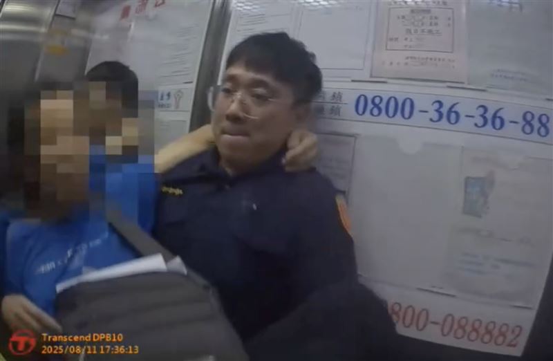 電梯空間過於狹小，員警索性徒步爬梯送林男回家。（圖／翻攝畫面）