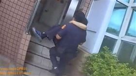 甲你攬牢牢！帥警秒脫防彈背心「公主抱」體弱男爬6樓　超暖背影曝光