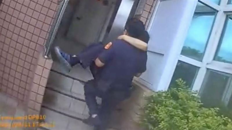 帥警脫防彈背心「公主抱」他!超暖背影曝