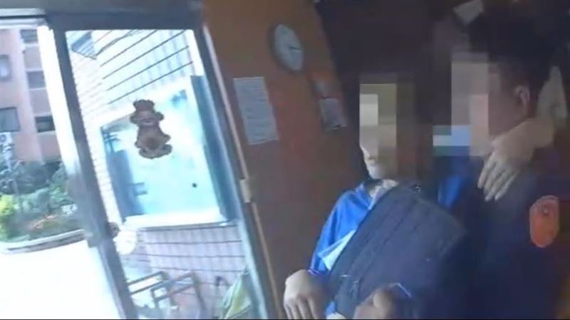 林男因生病而不良於行，員警以「公主抱」方式抱其返家。（圖／翻攝畫面）