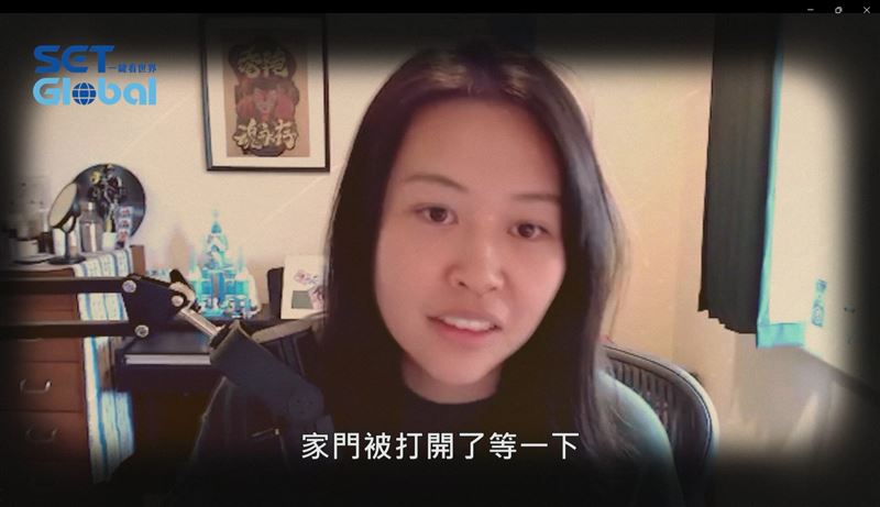 現居於英國的香港民主派運動者劉珈汶一邊回覆記者問題,一邊又得分心警覺身邊怪聲與不尋常的情況。(圖/記者張渝萍攝影)