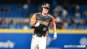 ▲中職36年例行賽，統一獅中外野手林佳緯敲出三壘安打。（圖／記者劉彥池攝影）