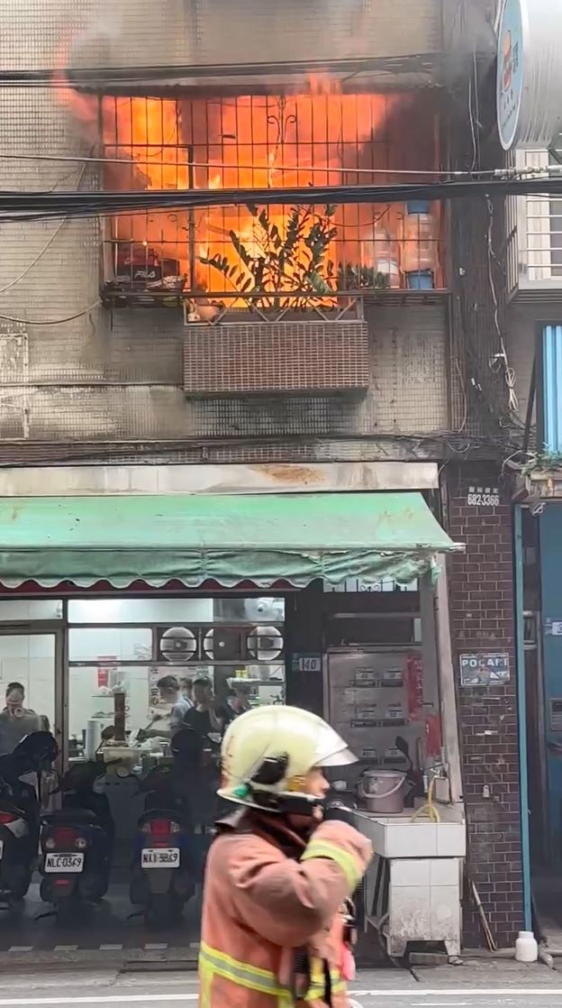 現場火勢猛烈。(圖/翻攝畫面)