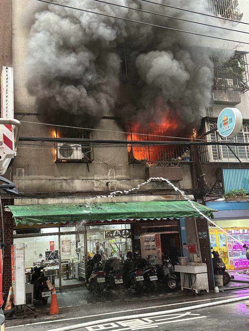 消防隊射水搶救。(圖/翻攝畫面)