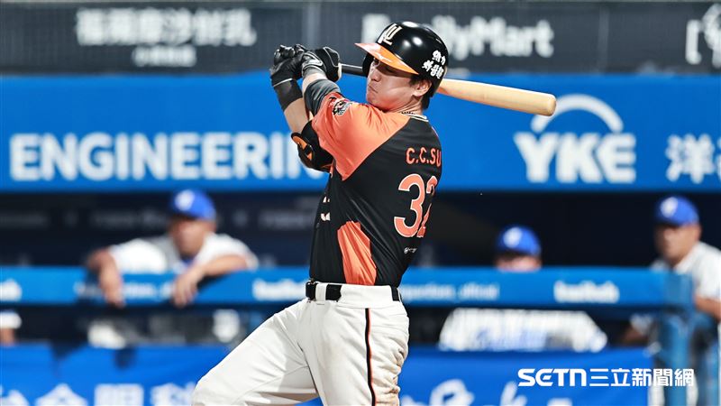 統一獅左外野手蘇智傑炸裂2分砲。(圖/記者劉彥池攝影)