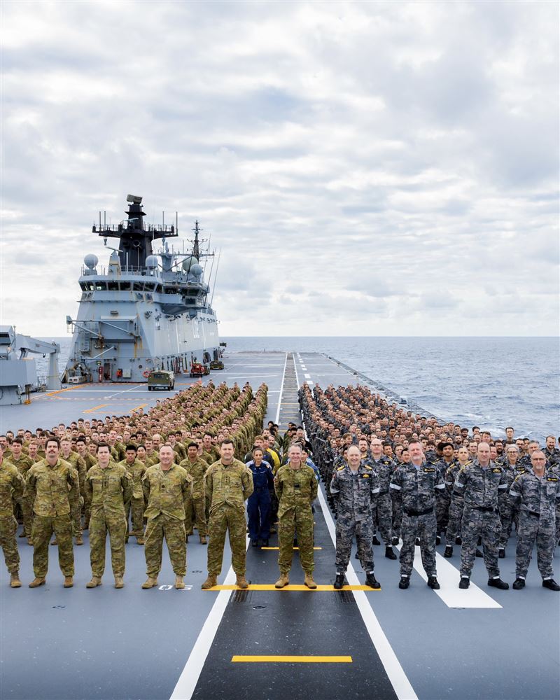 澳洲航空母艦和艦上的海軍官兵。(圖/翻攝X@PatConroy1)