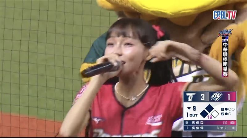 馬傑森被爆曾同時交往林襄、阿布舞，林襄去年在中職明星賽拿起麥克風狂罵：「臭馬傑森」。（圖／翻攝自&nbsp;CPBL 中華職棒 YouTube）