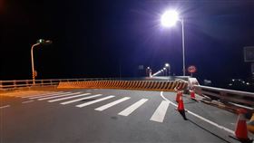 楊柳颱風來襲金崙大橋封閉。（圖／翻攝畫面）