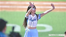 ▲Fubon Angels Mini初登場，成員貝兒以「獨眼龍」造型應援。（圖／記者劉彥池攝影）