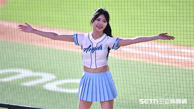Fubon Angels Mini初登場,成員Layhee在內野應援。(圖/記者劉彥池攝影)