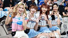 ▲Fubon Angels Mini初登場，大隊長秀秀子帶領呱呱、陳愉、艾曼達在外野應援。（圖／記者劉彥池攝影）
