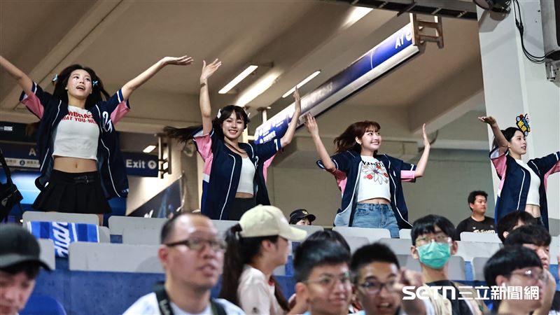 Fubon Angels Mini初登場,成員珈嘉、許芸、茉綝、妮塔在觀眾席應援。(圖/記者劉彥池攝影)