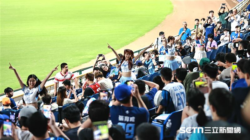 Fubon Angels Mini初登場,成員艾曼達、陳愉、呱呱和大隊長秀秀子在外野應援。(圖/記者劉彥池攝影)