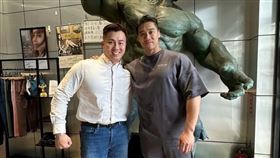 大軍坦言，會決定合作是因把豪哥當偶像，沒想到在終止合作後卻慘遭對方攻擊。（圖／翻攝畫面）