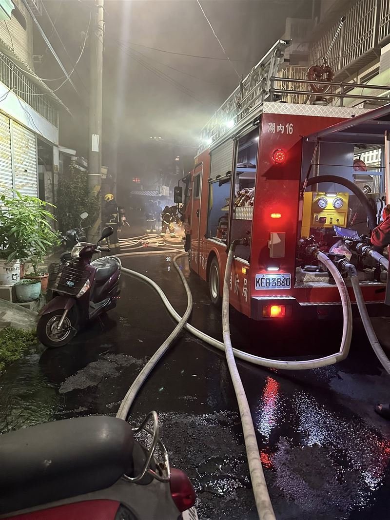 嘉義市新建街巷內昨晚(12日)傳出火警,共延燒6戶木造房屋。(圖/翻攝自車店里里長馬鳳凰臉書)