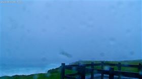 ▲清晨綠島已經出現風浪，「鏡頭君」畫面狂晃。（圖／翻攝自YouTube-東部海岸國家風景區管理處頻道）

