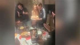 鄭秀文跟許志安慶生放閃。（圖／翻攝自小紅書）