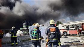 新北,八里,鐵皮工廠,火警。（圖／翻攝畫面）