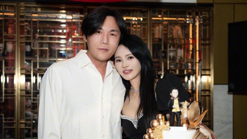 伊能靜(右)與秦昊(左)頻傳婚變。(圖/翻攝自伊能靜微博)