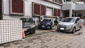 新北,新莊分局,車禍,自小客車,人行道。（圖／記者莊淇鈞攝影）