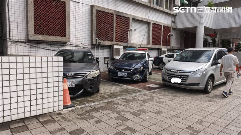 新北市新莊分局門口，發生一起車禍事故。（圖／記者莊淇鈞攝影）