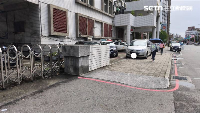 新北市新莊分局門口，發生一起車禍事故。（圖／記者莊淇鈞攝影）