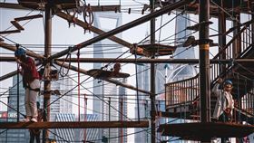 ▲三地開發（1438）8月12日公告更正重大訊息，揭露4至7月連續四個月營收掛零，公司強調屬建案周期特性，今年3月三地開發也曾公告5個月零營收，但公司今年仍有五個住宅新案籌備中，涵蓋台南、高雄多區，未來三至五年營收與獲利有望回升。（示意圖／PIXABAY）