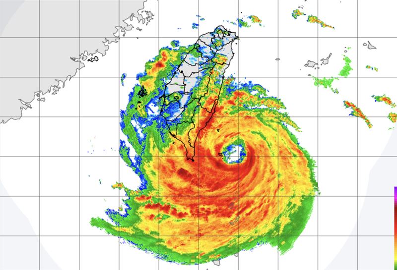 颱風眼相當清晰,厚實雲系影響蘭嶼、綠島。(圖/氣象署)