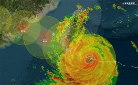 氣象粉專「台灣颱風論壇｜天氣特急」今（13）天上午表示，楊柳颱風預計今天中午12時左右於台東至恆春半島間登陸。（圖／翻攝自台灣颱風論壇）