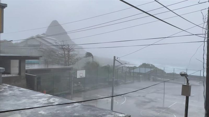 台東縣蘭嶼「狂風暴雨」畫面曝光。(圖/翻攝顏子矞老師臉書)