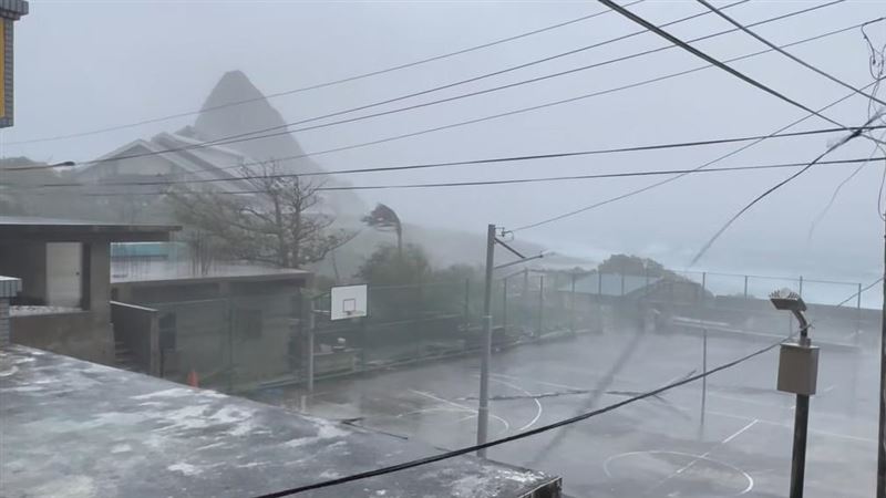 台東縣蘭嶼「狂風暴雨」畫面曝光。(圖/翻攝顏子矞老師臉書)