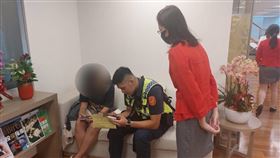 香港安盛保單避險，台中熟女匯款1500萬到香港，警識破阻詐(圖／翻攝畫面)
