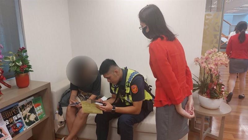 徐姓女子到銀行準備匯款50萬美元到香港購買「香港安盛」儲蓄型保單,遭機警行員及員警識破阻詐。(圖/翻攝畫面)