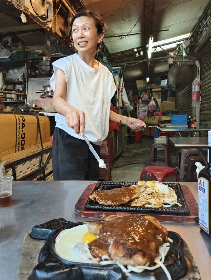 蕭敬騰去東區吃牛排,偷偷側拍老婆的模樣。(圖/翻攝自IG @jam_hsiao0330)
