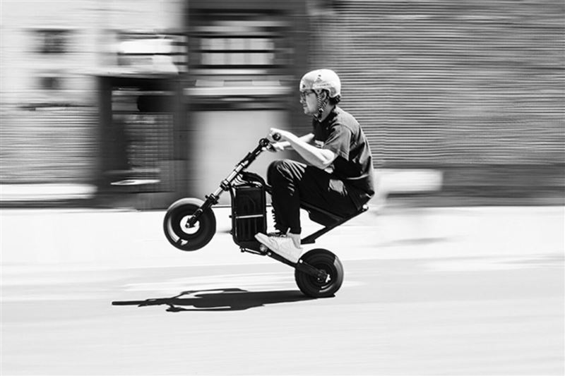 V1只要按下紅色按鈕,車就會維持預設的孤輪角度。(翻攝Wheelie Fun Bike網站)