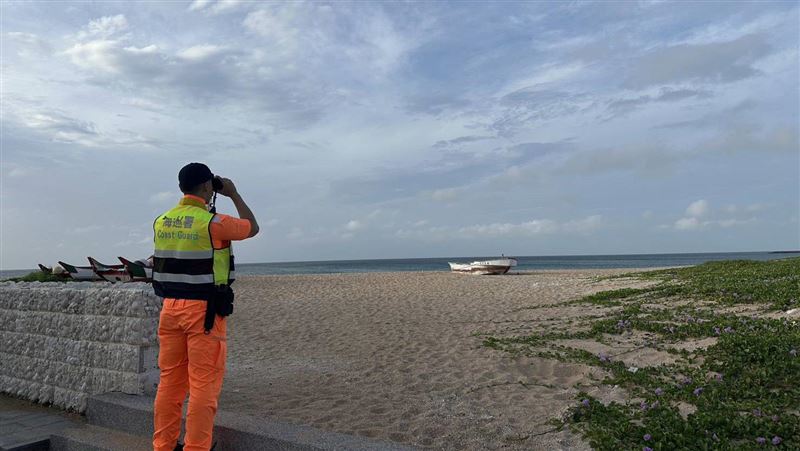 海巡署提醒民眾，颱風期間勿靠近海邊或岸際從事戲水、觀浪等活動。（圖／翻攝畫面）