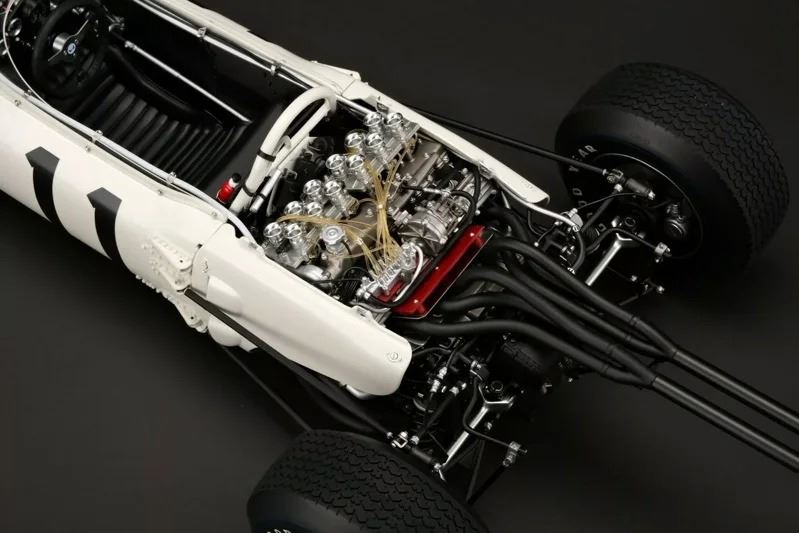 車尾的1.5升自然進氣V12引擎模型同樣精準還原。(翻攝Amalgam Collection網站)