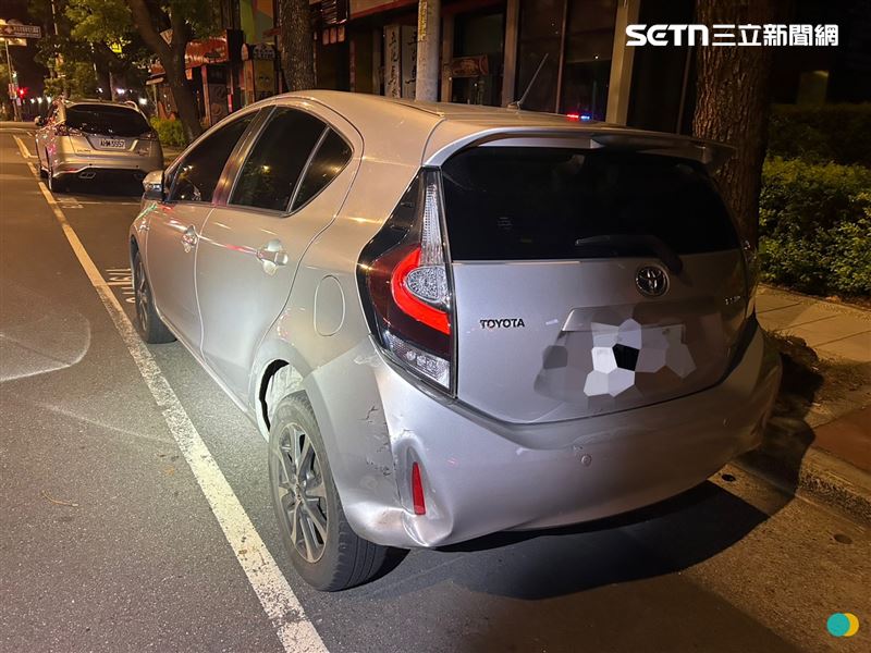 新北男凌晨開車外出買麥當勞,卻因精神不濟連撞6車。(圖/翻攝畫面)