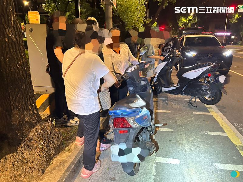 新北男凌晨開車外出買麥當勞,卻因精神不濟連撞6車。(圖/翻攝畫面)